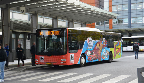 Lettrage et visuels sur autobus Action nationale Delhaize