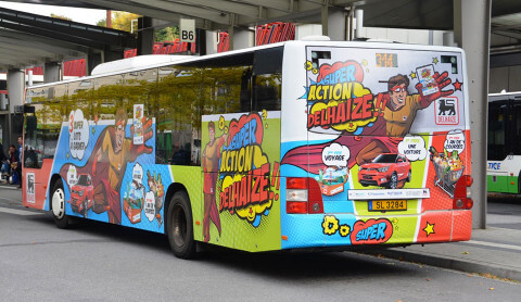 Lettrage et visuels sur autobus Action nationale Delhaize