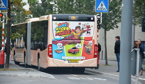 Lettrage et visuels sur autobus Action nationale Delhaize