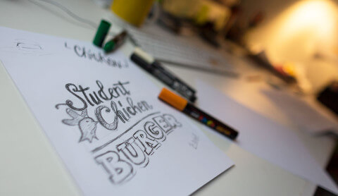 Rough du logo Student Chicken Burger pour la campagne Chi-Chi's