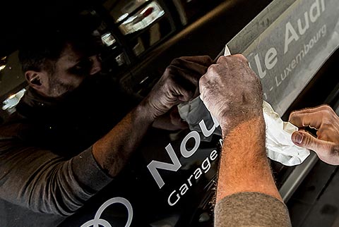 LETTRAGE - Découpe et pose de vinyles pour : vitrines, véhicules, locaux professionnels avec des films sablés, stickers, signalétique, films solaires ...